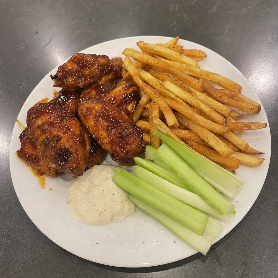 Ailes de poulet BBQ, frites croustillantes et céleri