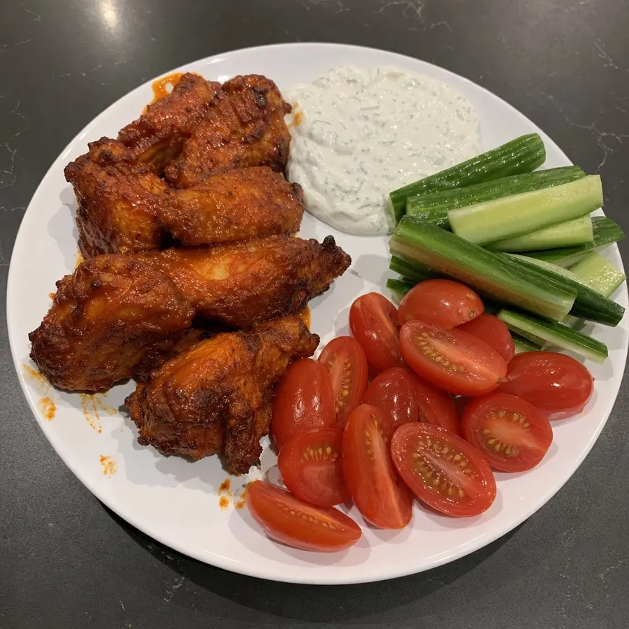 Ailes de poulet Buffalo croustillantes au air fryer, trempette crémeuse à l'aneth et crudités