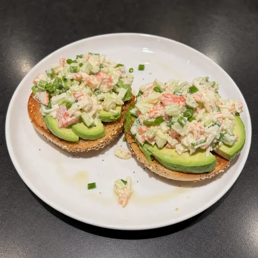 Bagels garnis de salade de « crabe » à l'avocat et concombre