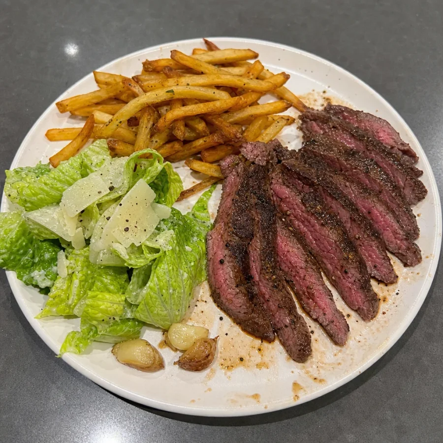 Bavette de bœuf grillée steakhouse, frites maison et salade romaine