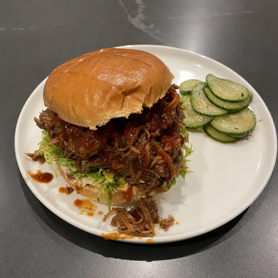 Bœuf de palette effiloché BBQ sur pain hamburger