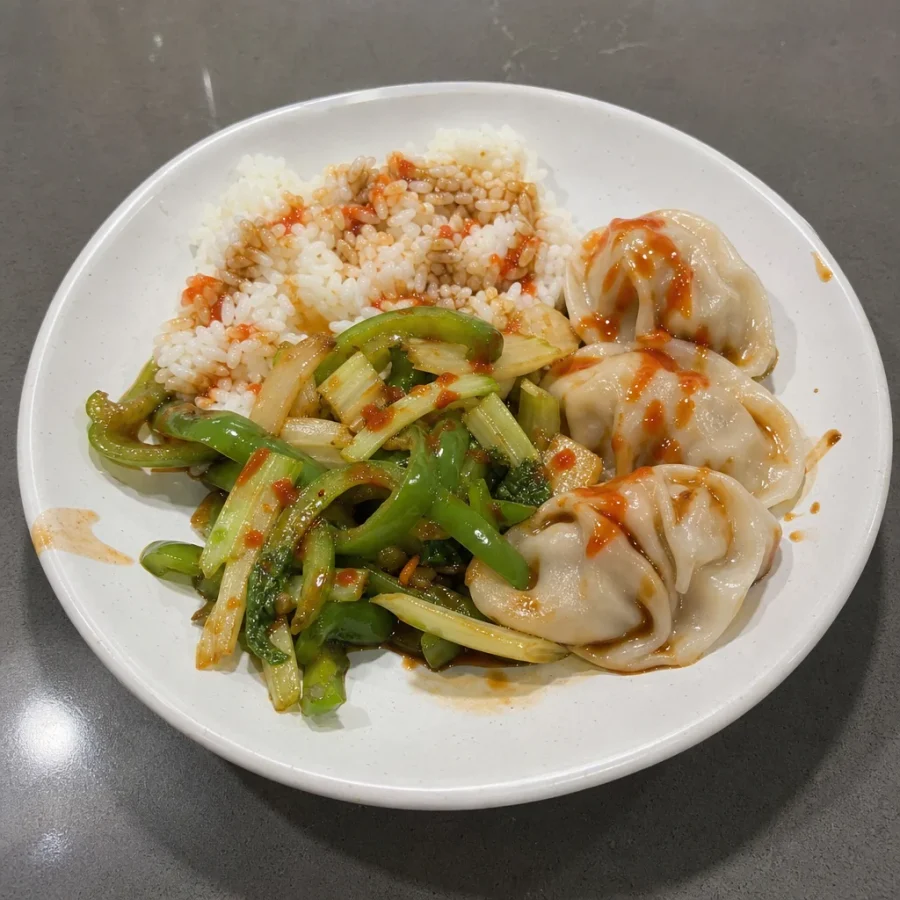 Bol asiatique aux dumplings et légumes croquants