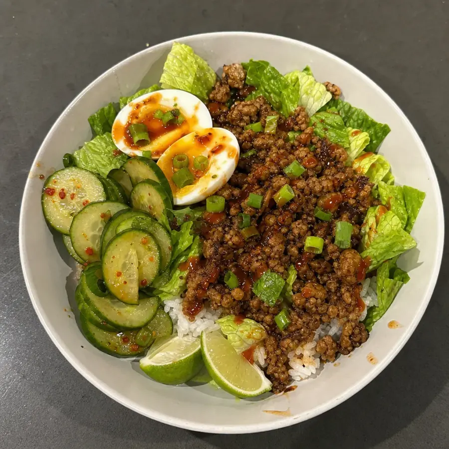 Bol asiatique de poulet haché croustillant, concombre et romaine