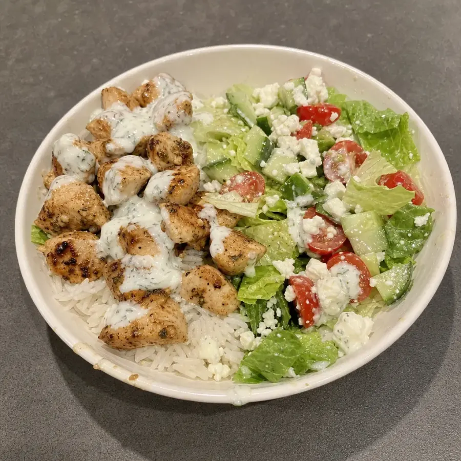 Bol grec au poulet mariné, riz basmati et tzatziki express