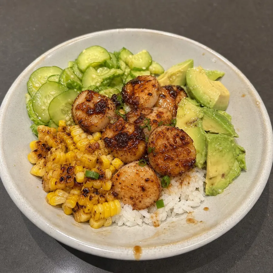 Bol de riz aux pétoncles de baie poêlés, maïs grillé et concombres marinés