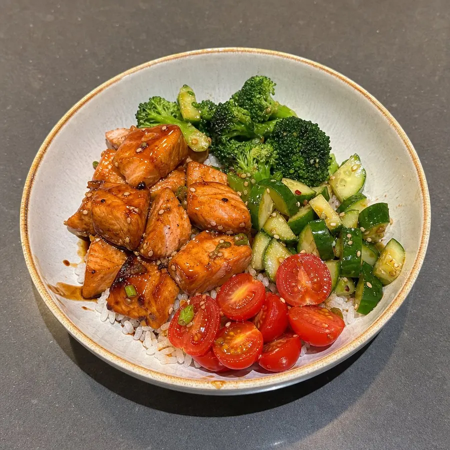 Bols de saumon teriyaki, riz et concombre croquant