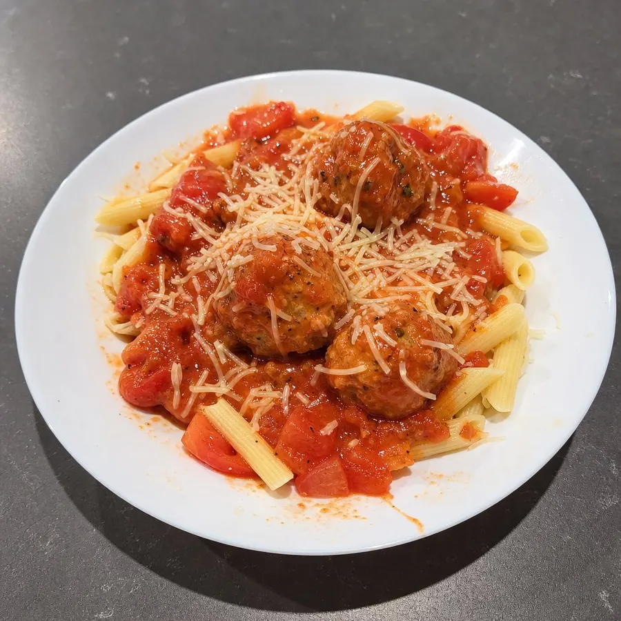 Boulettes de poulet Jonathan Garnier, sauce tomate-basilic sur pâtes