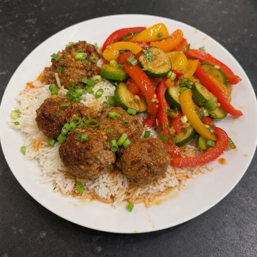 Boulettes de porc haché à la thaï, riz basmati et sauté de poivrons
