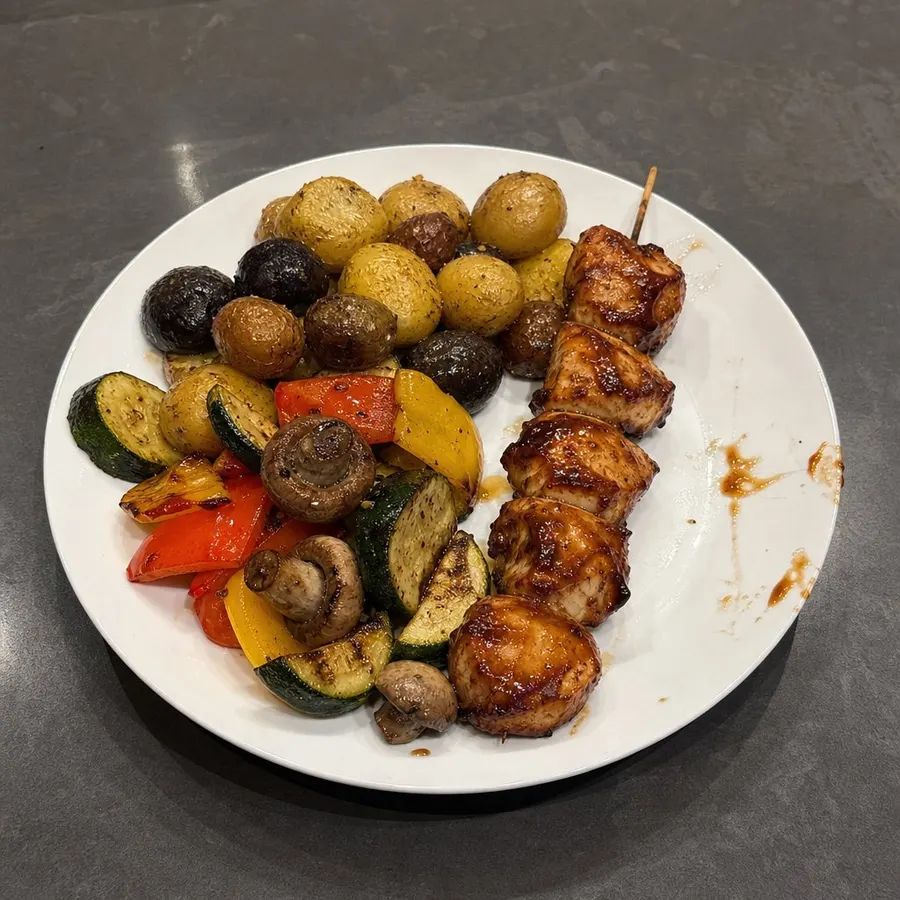 Brochettes de poulet Exceldor au four, légumes BBQ et mini-patates