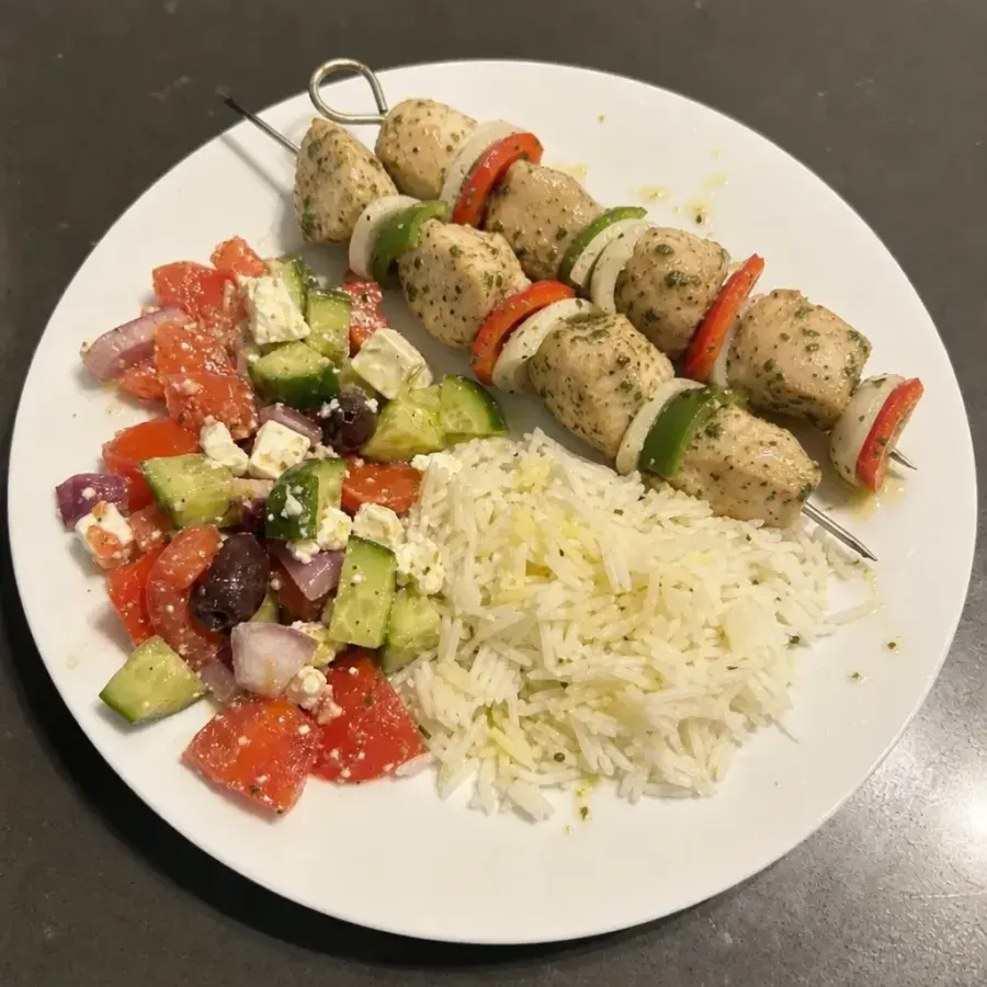 Brochettes de poulet aux fines herbes, salade grecque et riz