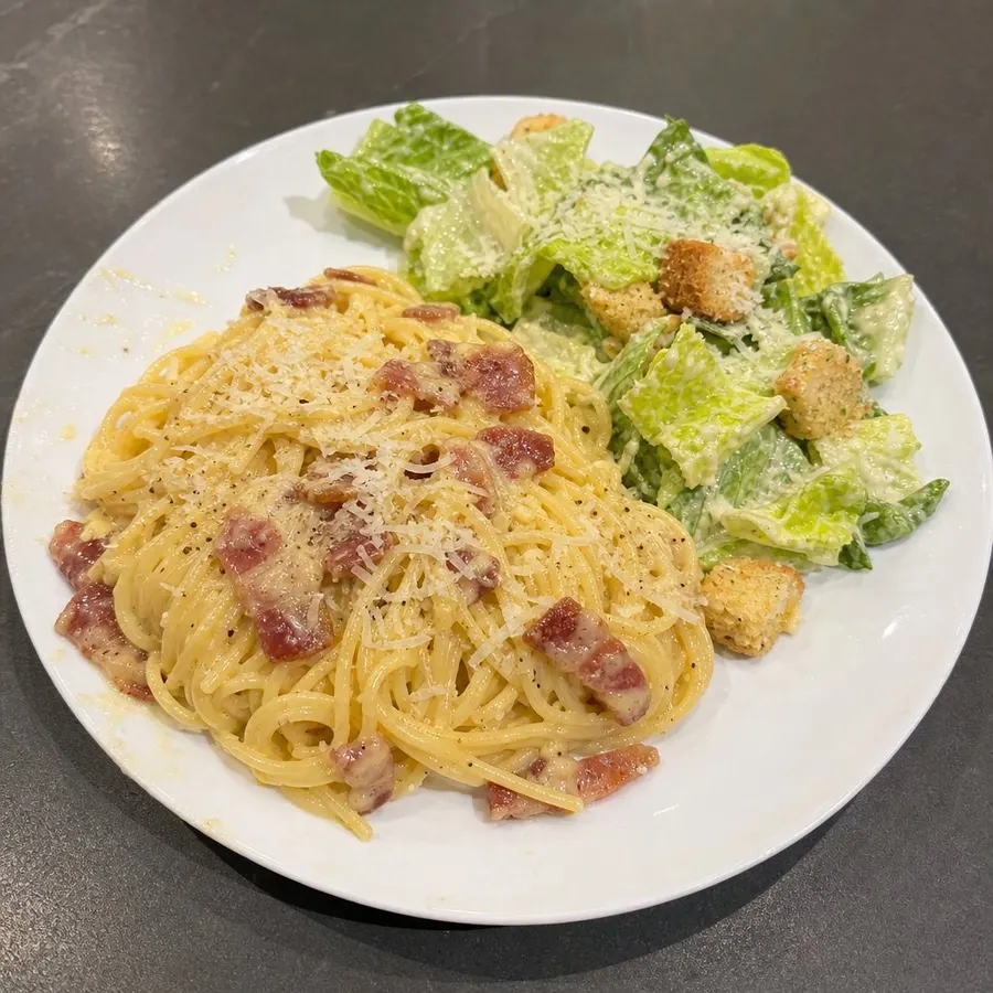 Carbonara au bacon et petite salade césar