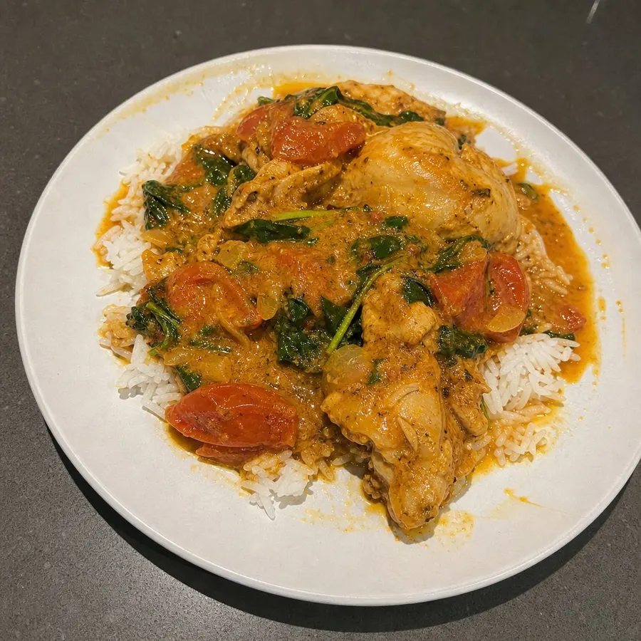 Cari de cuisses de poulet aux tomates vigne et épinards