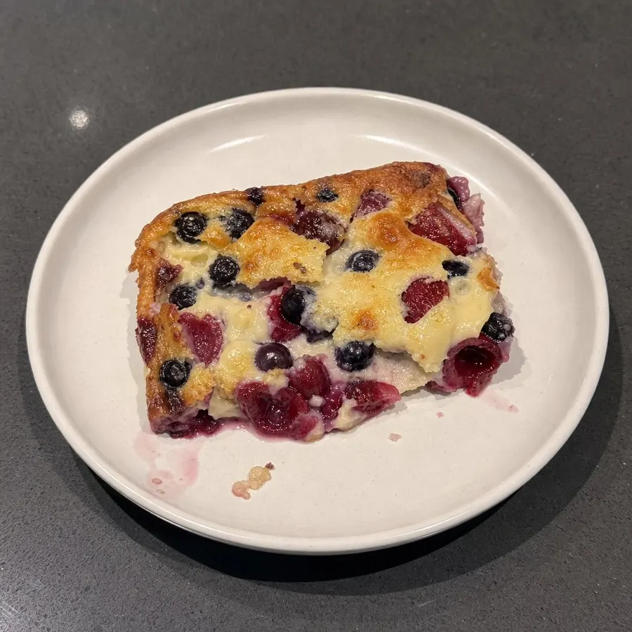 Clafoutis aux cerises et bleuets