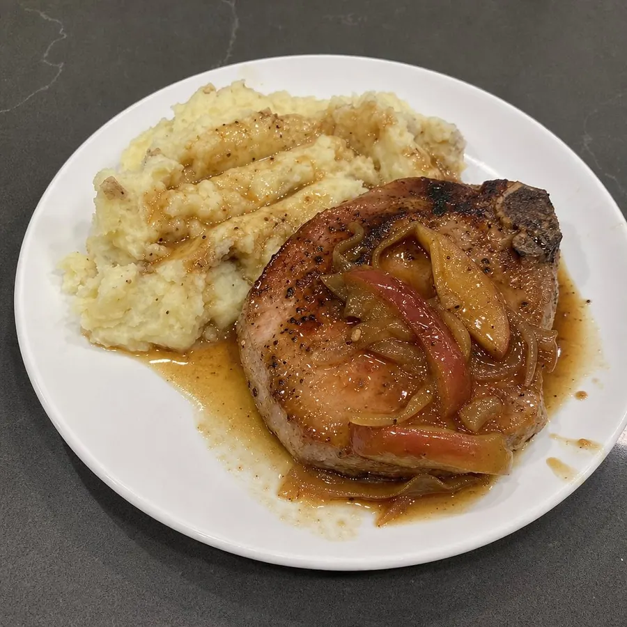 Côtelettes de porc poêlées, pommes caramélisées au beurre et purée rustique de patates russet