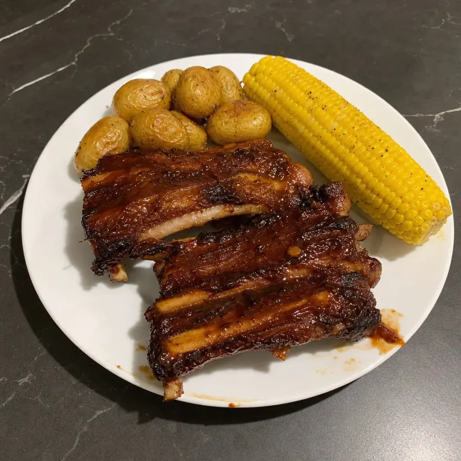 Côtes levées BBQ, pommes de terre grelots et maïs