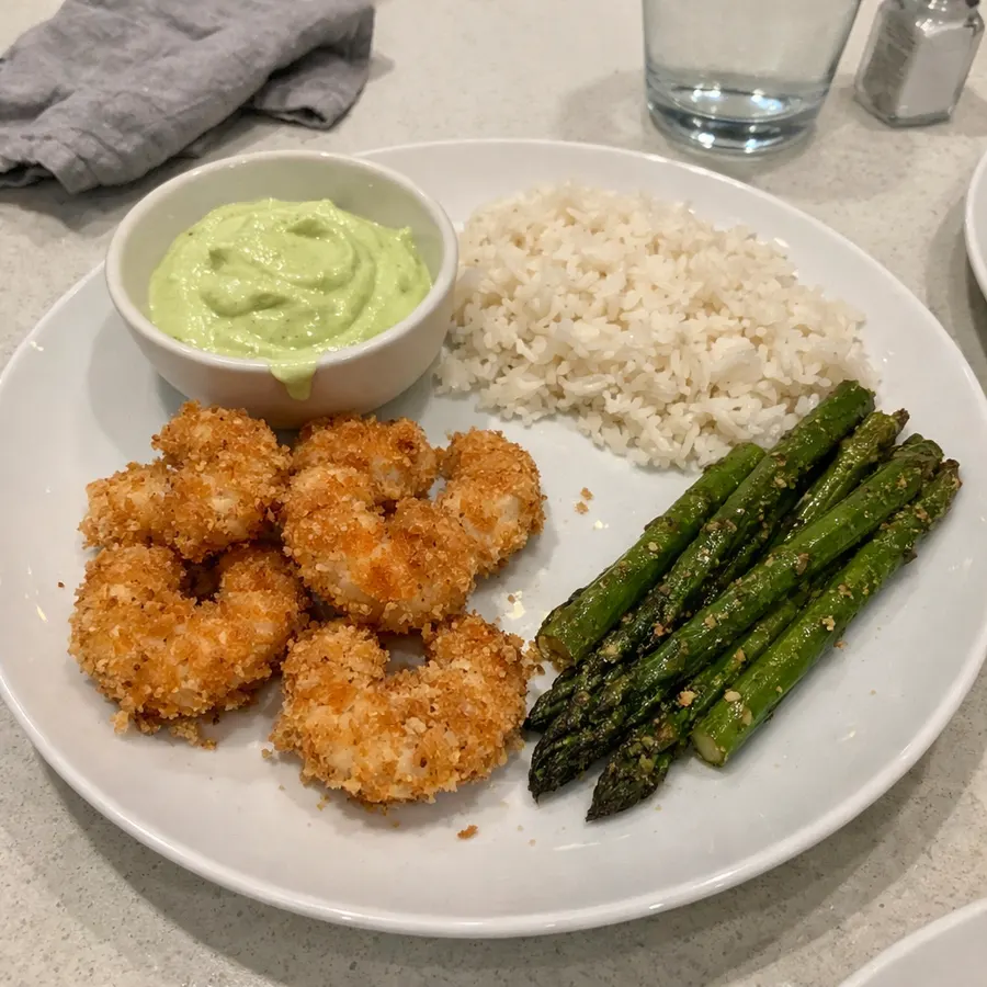 Crevettes panées au panko, asperges et trempette avocat-crème sure
