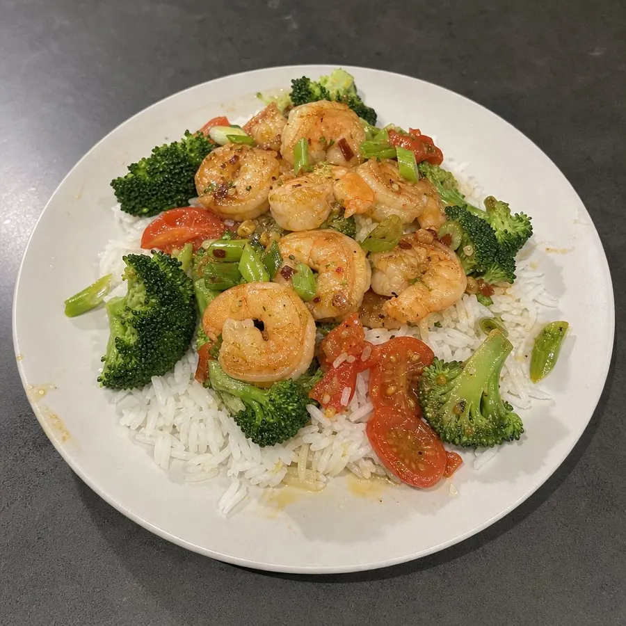 Crevettes sautées à l'ail, riz basmati et brocoli