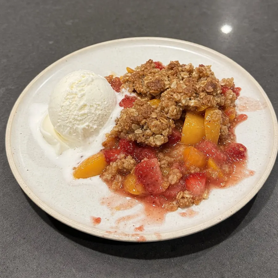 Croustade aux pêches jaunes et fraises