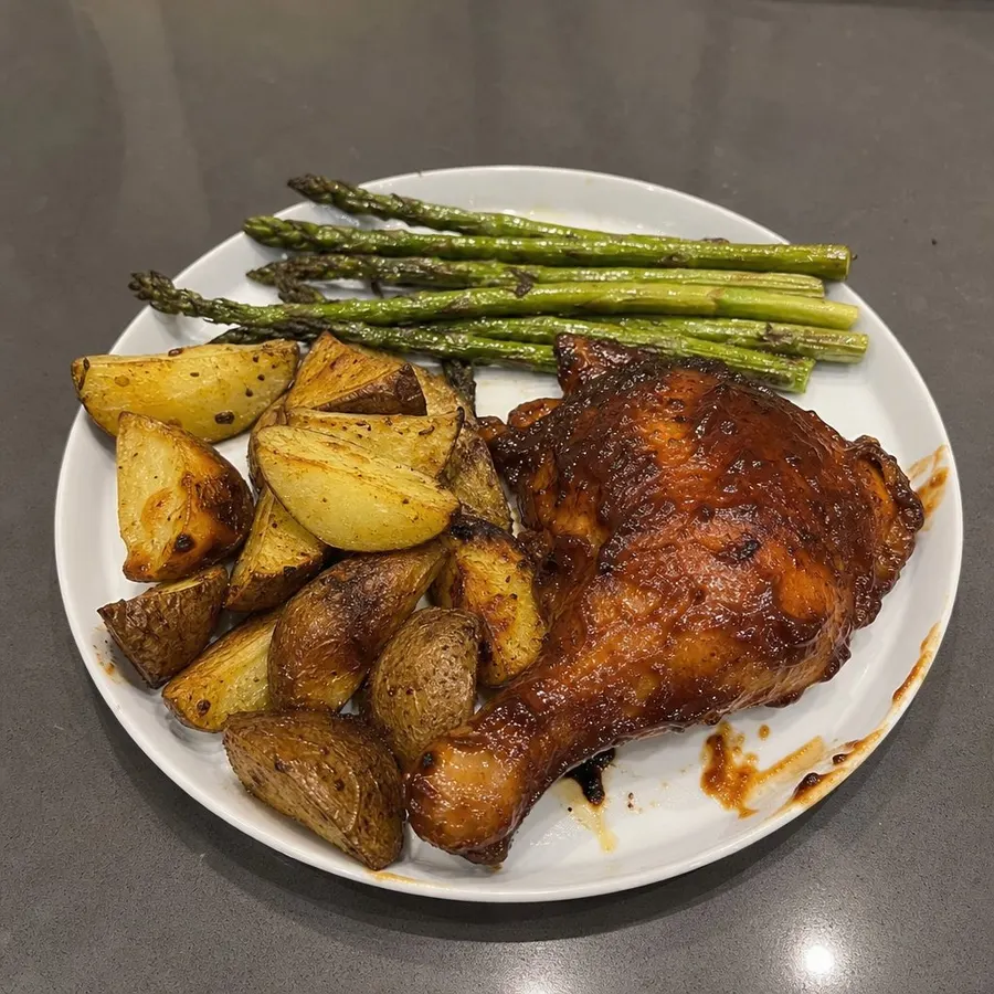 Cuisses de poulet BBQ au four, patates russet rôties et asperges