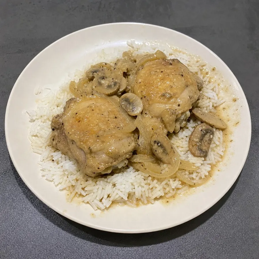 Cuisses de poulet crémeuses aux champignons sur riz
