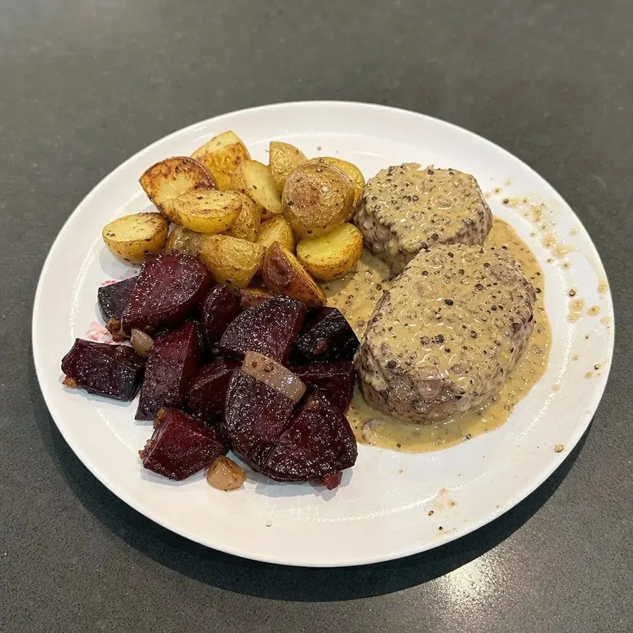 Médaillons de filet mignon, sauce au poivre, grelots et betteraves rôties