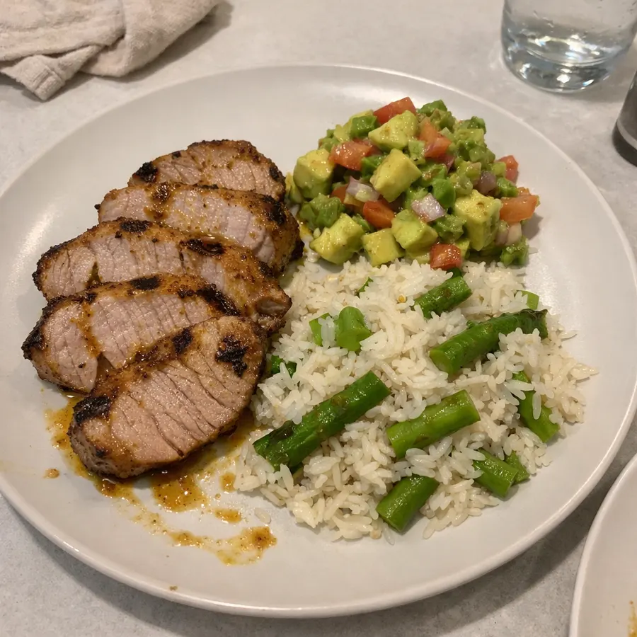 Filet de porc grillé, salsa d'avocat frais et riz basmati aux asperges
