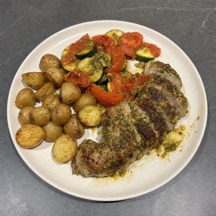 Filet de porc rôti au pesto, courgettes et tomates