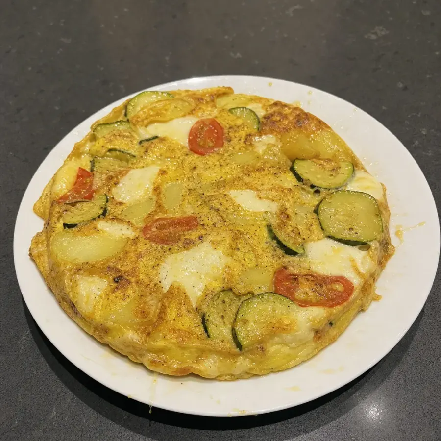Frittata aux courgettes, pommes de terre, tomates et mozzarella