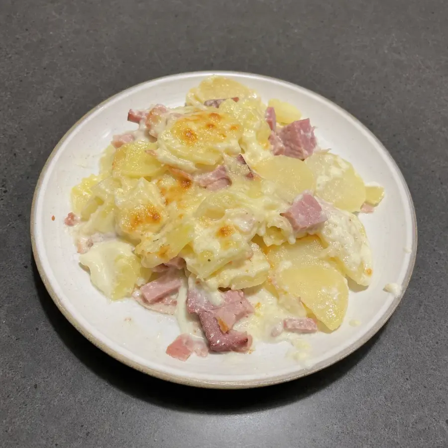 Gratin de jambon, pommes de terre et fromage