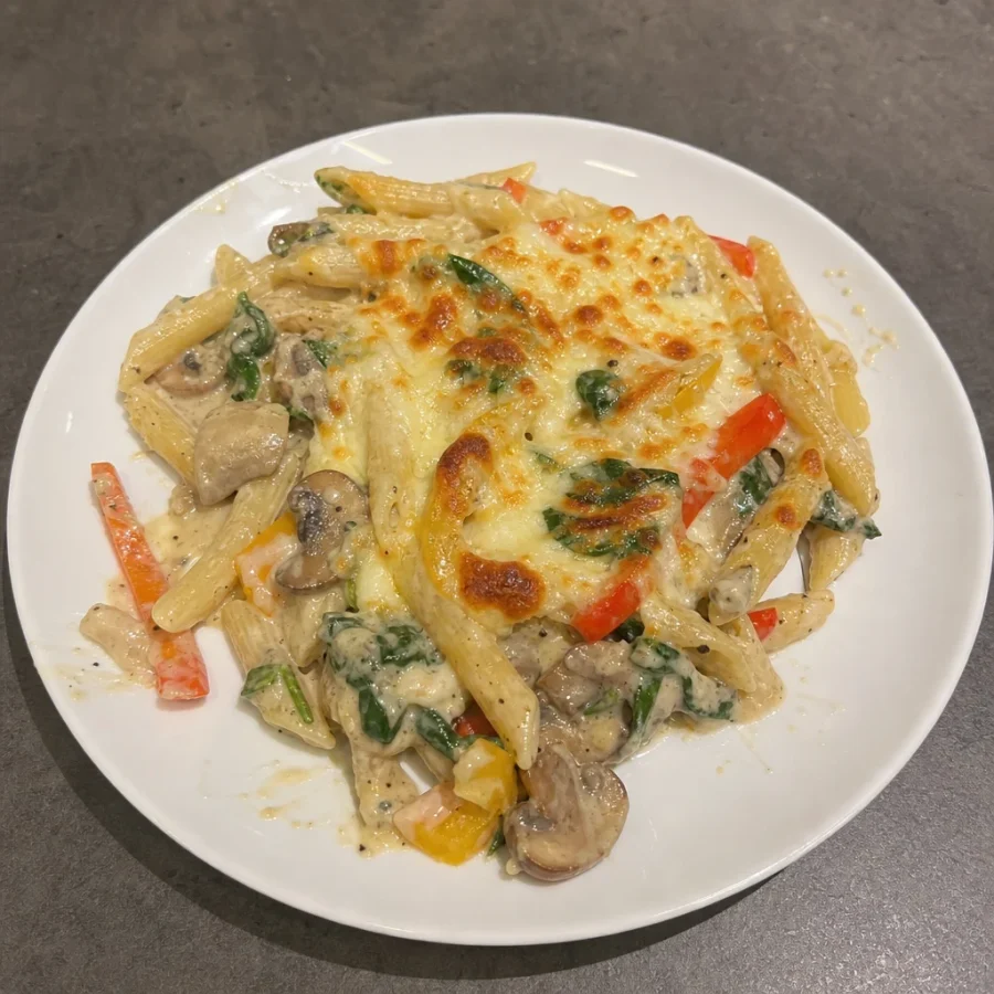 Gratin de pâtes mozzarella et poivrons, sauce aux champignons