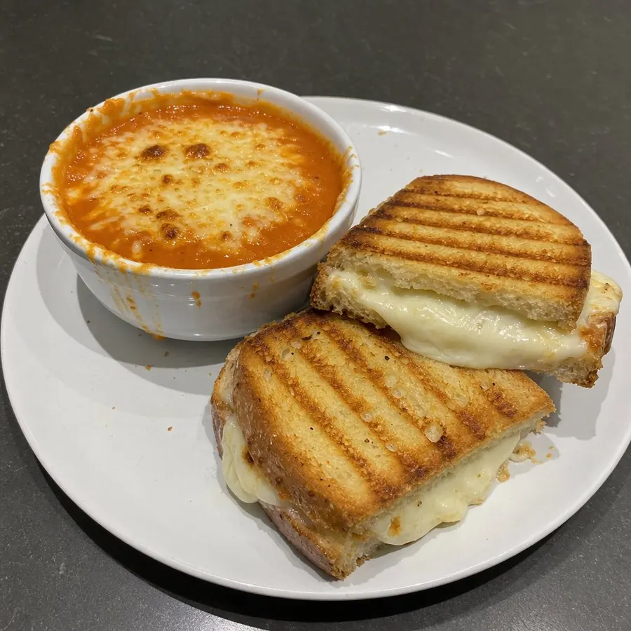 Grilled cheese gourmet et soupe aux tomates gratinée