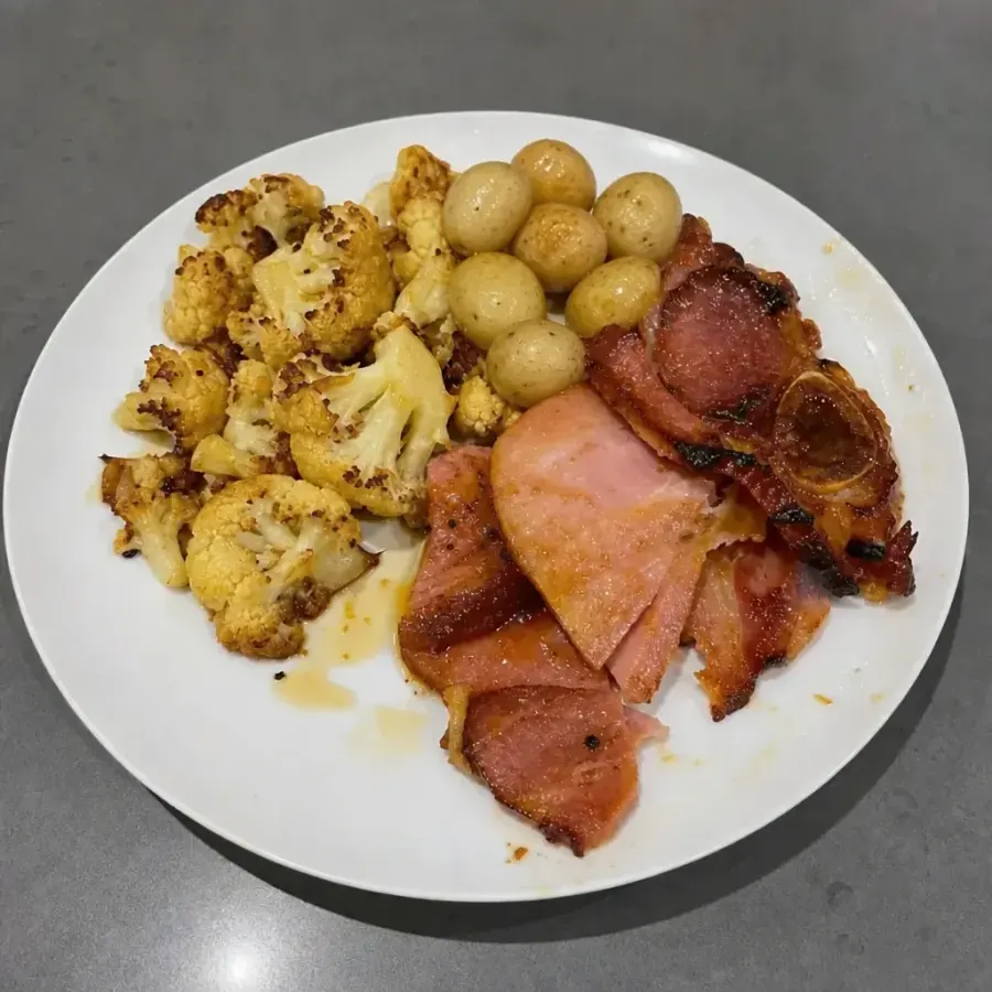Jambon fumé glacé à l'érable et chou-fleur rôti