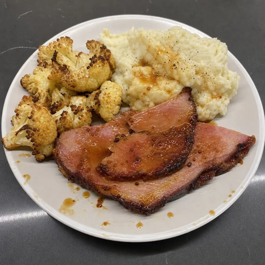 Jambon fumé à l'ancienne glacé à l'érable, purée et chou-fleur rôti