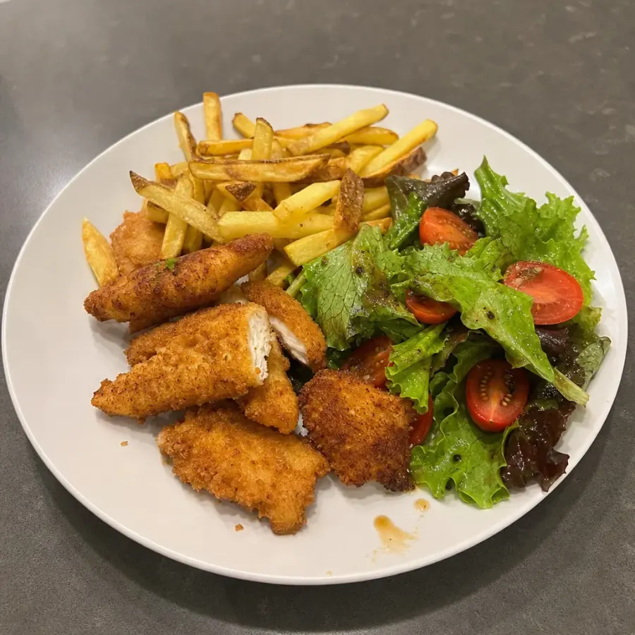 Languettes de poulet croustillantes, frites maison et salade