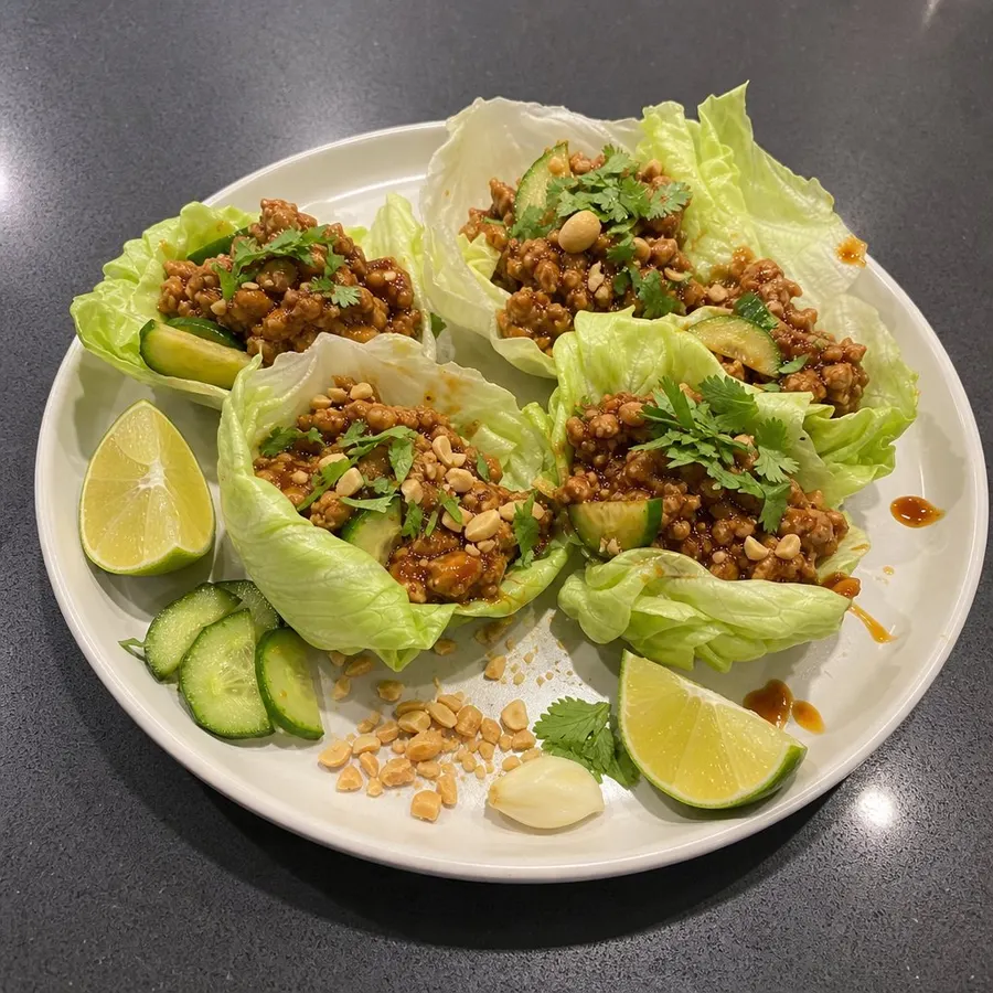 Lettuce wraps au poulet haché chinois (san choy bow), sauce hoisin-sriracha