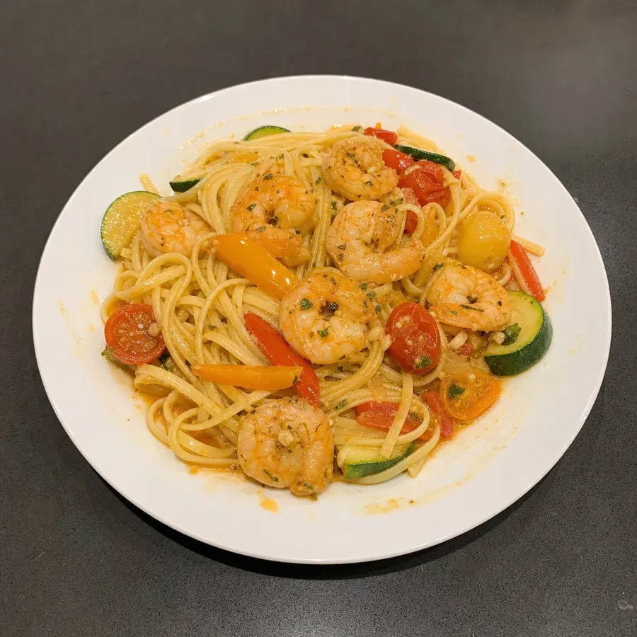 Linguine aux crevettes à l'ail, tomates de serre et courgettes