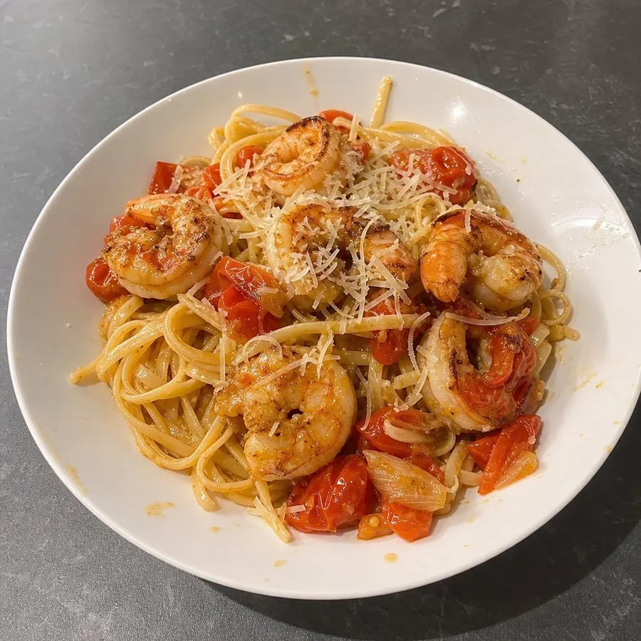 Linguine aux crevettes d'Argentine, ail et tomates en grappes éclatées