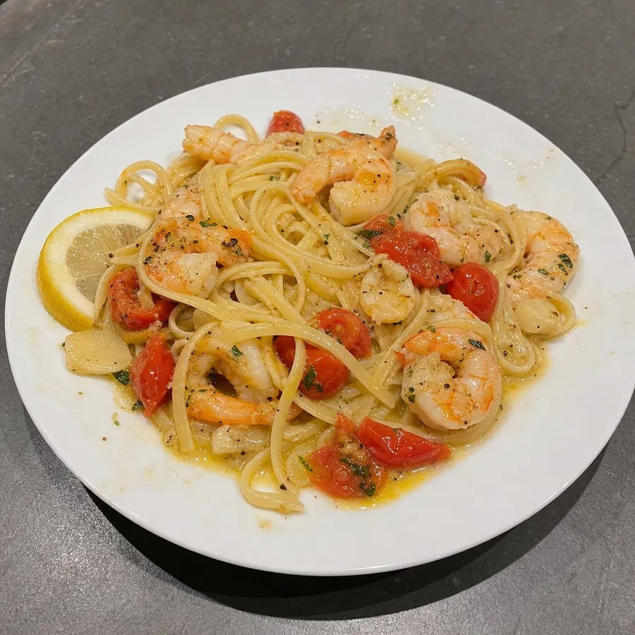 Linguines aux crevettes, ail rôti, tomates Cerizo et citron