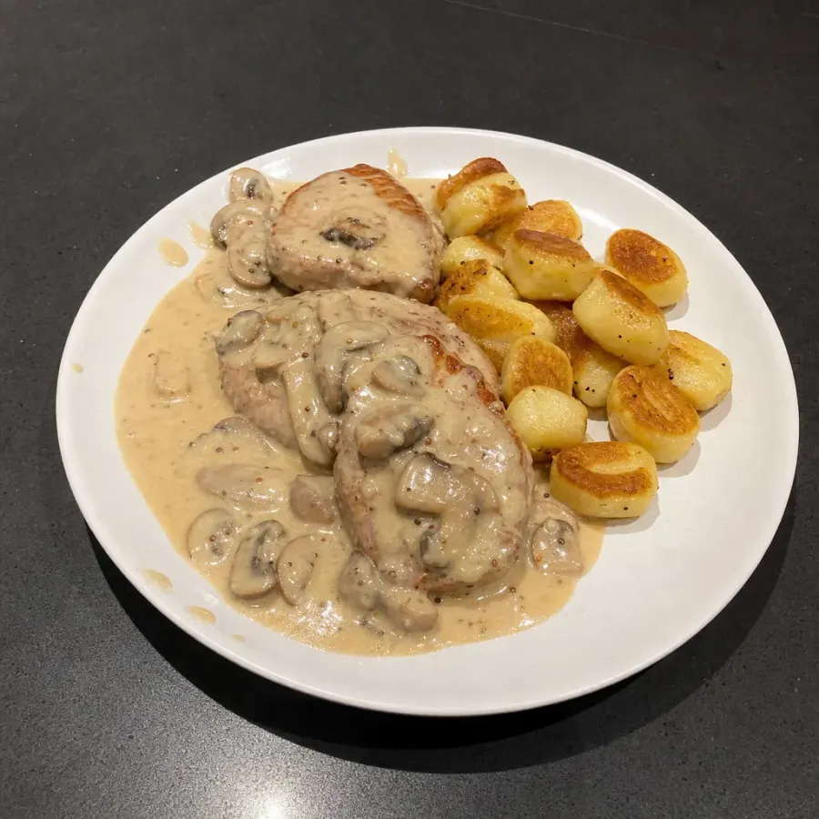 Médaillons de porc, sauce crémeuse aux champignons et gnocchis poêlés