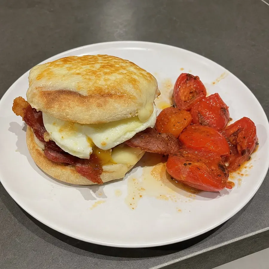Muffins anglais déjeuner au bacon, œuf et fromage