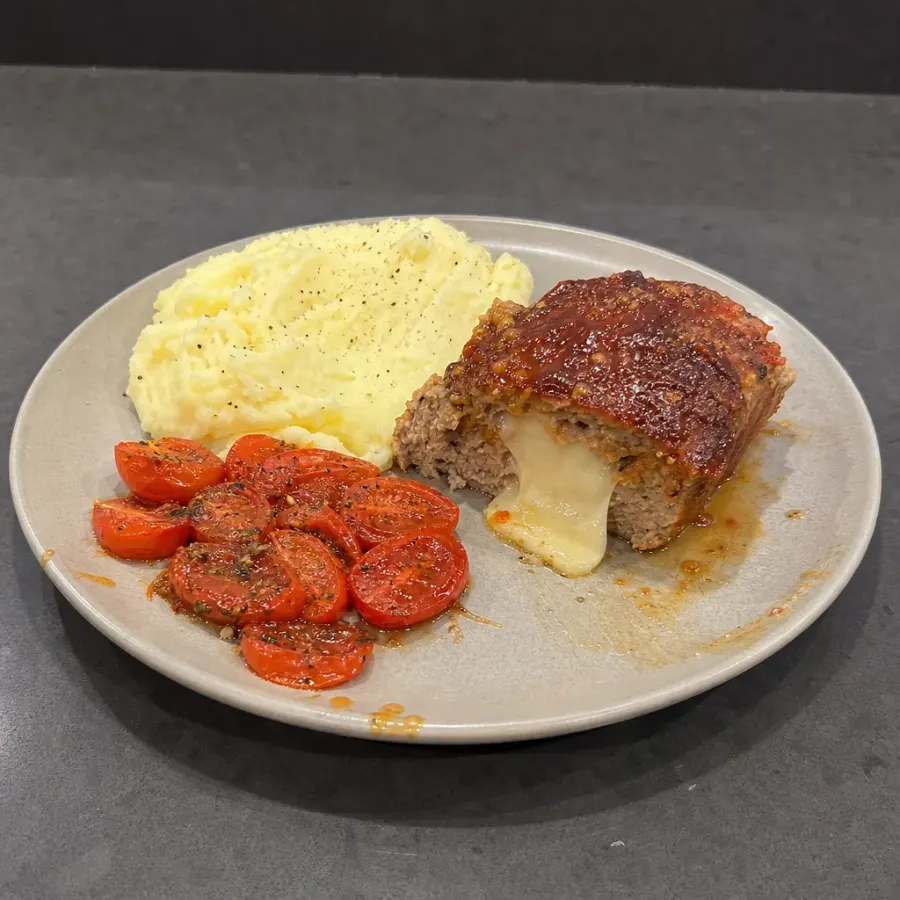 Pain de viande au poulet haché, cœur de mozzarella et purée de pommes de terre