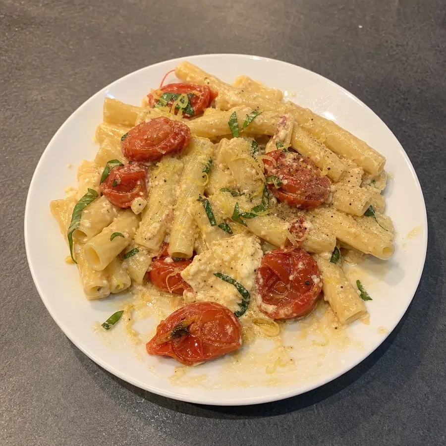 Pâtes à la feta cuite au four, tomates cerises et citron