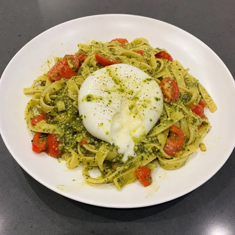 Pâtes fraîches au pesto, tomates et burrata