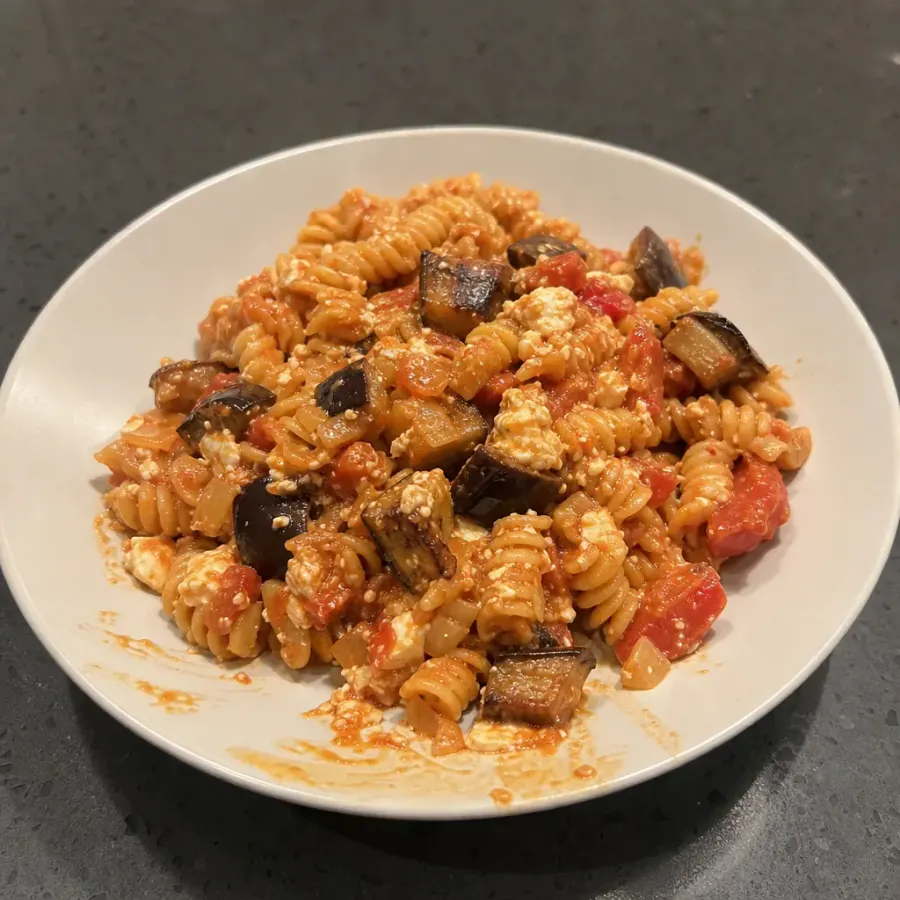 Pâtes à la tomate, feta fondante et aubergine rôtie