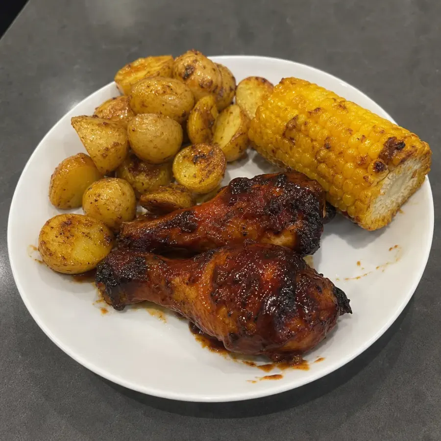 Pilons de poulet BBQ au four, pommes de terre grelots et maïs