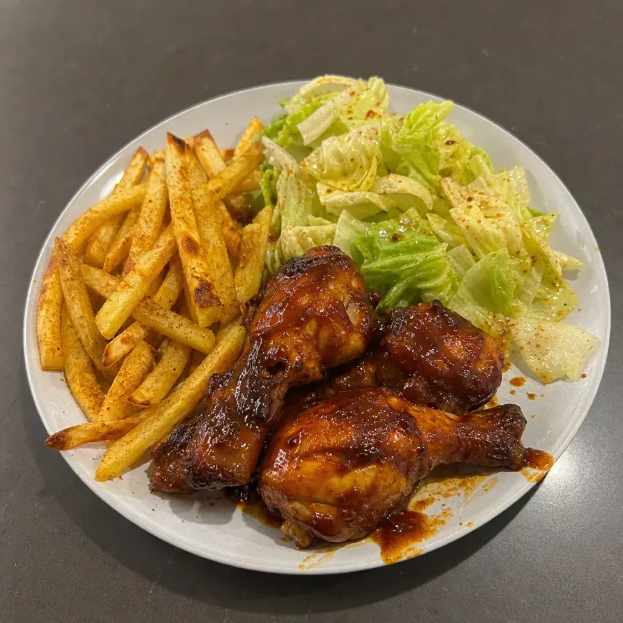 Pilons de poulet BBQ au four, frites maison et salade iceberg