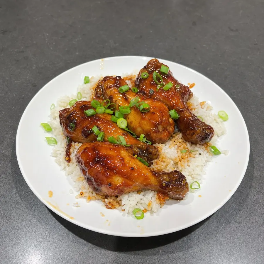 Pilons de poulet laqués miel-sriracha, riz et oignons verts