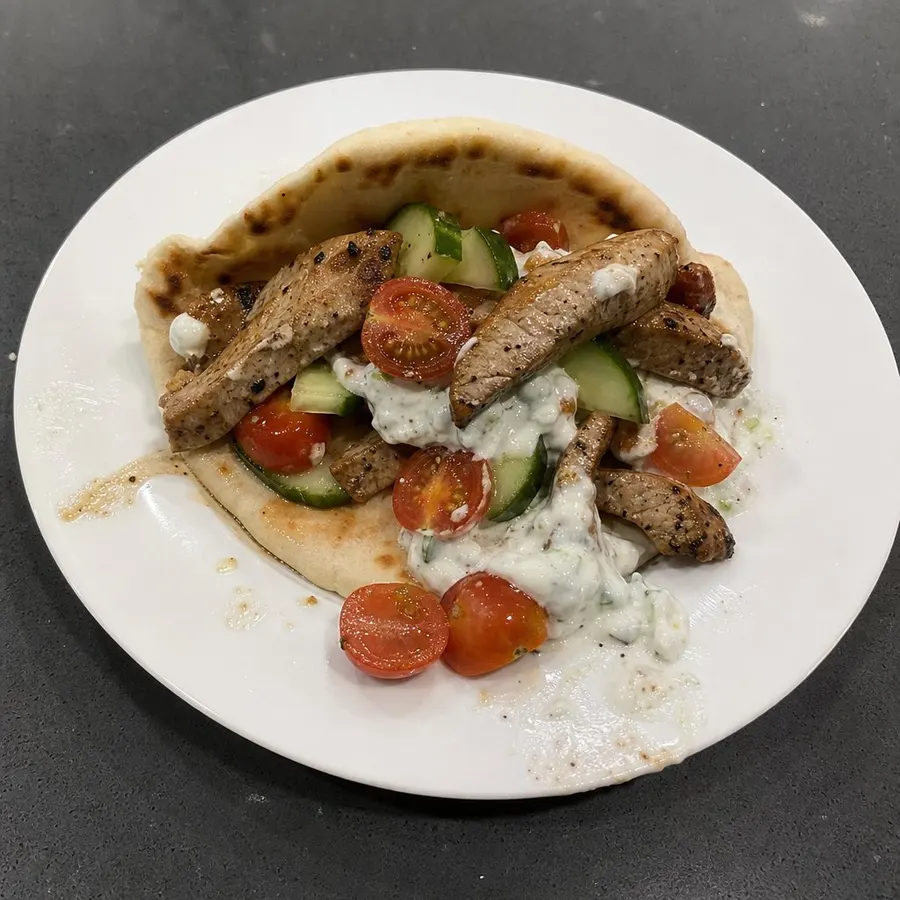 Pitas au porc grillé à la grecque, tzatziki au yogourt