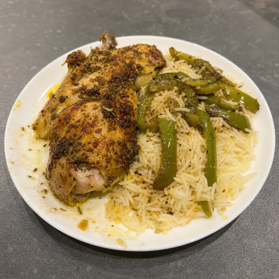 Poitrines de poulet rôties aux herbes, riz basmati et poivrons