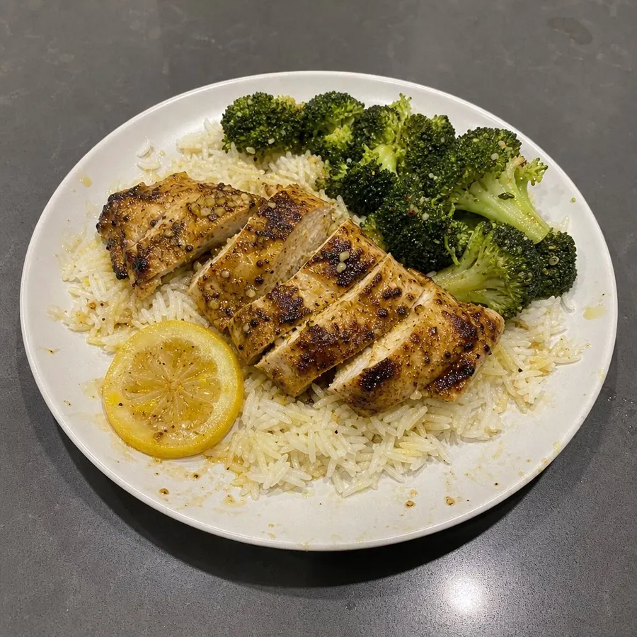 Poulet grillé au citron, riz basmati et brocoli